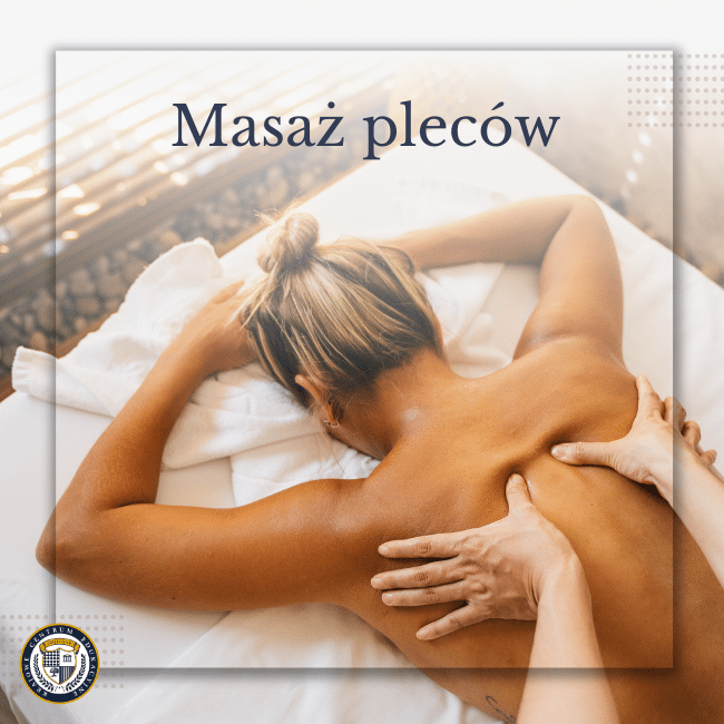 Masaż pleców wykonywany na klientce leżącej na białym łóżku zabiegowym