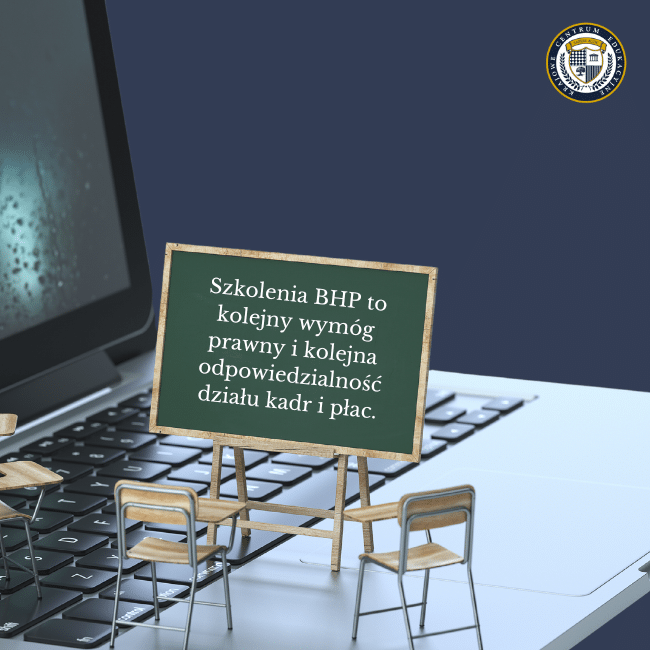 Grafika przybliżonego laptopa a na niim ustawionej tablicy i siedzeń jak na szkoleniu. Napis na tej tablicy: Szkolenia BHP to kolejny wymóg prawny i kolejna odpowiedzialność działu kadr i płac.