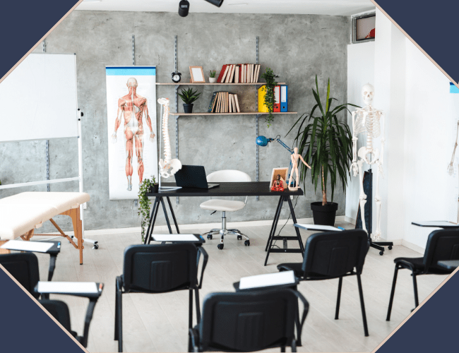 Profesjonalnie wyposażona sala szkoleniowa w szkole masażu z modelami anatomicznymi, stołem do masażu i planszami edukacyjnymi
