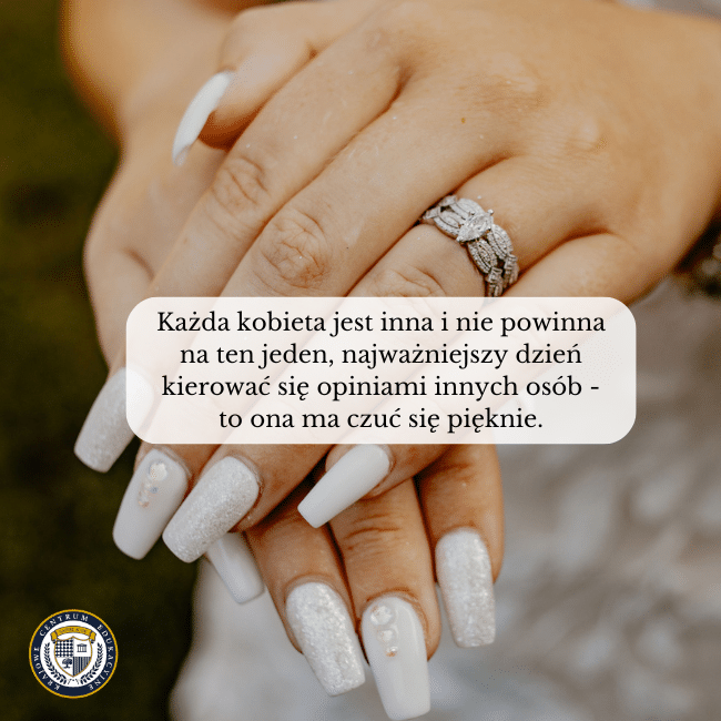 Zdjęcie dłoni panny młodej. Białe paznokcie z delikatnymi brokatowymi zdobieniami. Napis na środku: Każda kobieta jest inna i nie powinna na ten jeden, najważniejszy dzień kierować się opiniami innych osób - to ona ma czuć się pięknie.