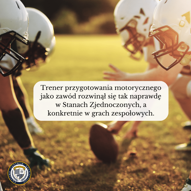 Zdjęcie zawodników futbolu amerykańskiego. Napis na środku: Trener przygotowania motorycznego jako zawód rozwinął się tak naprawdę w Stanach Zjednoczonych, a konkretnie w grach zespołowych.