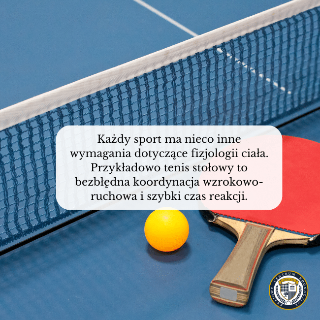 Zdjęcie stołu do ping ponga wraz z piłką i rakietką. Napis na środku: Każdy sport ma nieco inne wymagania dotyczące fizjologii ciała. Przykładowo tenis stołowy to bezbłędna koordynacja wzrokowo-ruchowa i szybki czas reakcji.