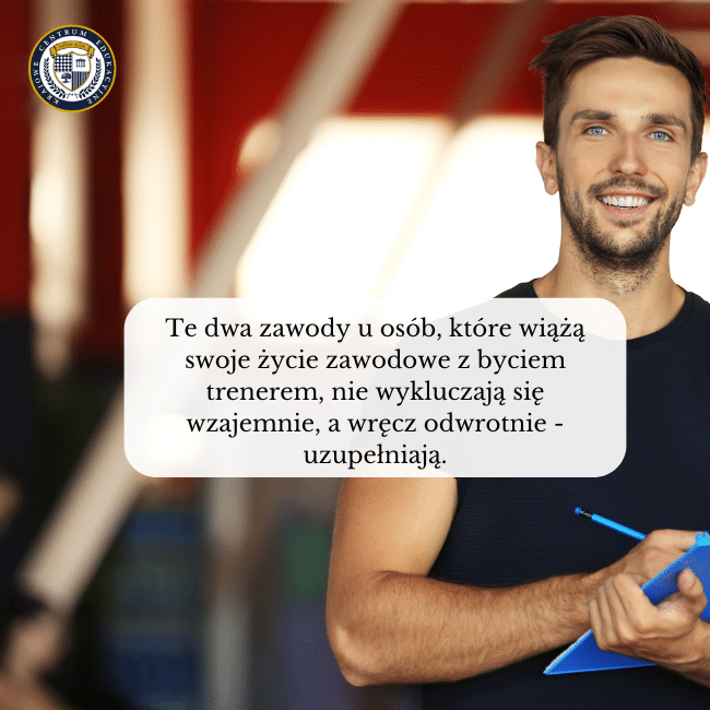 Zdjęcie trenera na siłowni i napis na środku: Te dwa zawody u osób, które wiążą swoje życie zawodowe z byciem trenerem, nie wykluczają się wzajemnie, a wręcz odwrotnie - uzupełniają.