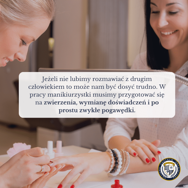 Zdjęcie dwóch stylistek w salonie, uśmiechnięte i widać, że ze sobą rozmawiają. Napis na środku: Jeżeli nie lubimy rozmawiać z drugim człowiekiem to może nam być dosyć trudno. W pracy manikiurzystki musimy przygotować się na zwierzenia, wymianę doświadczeń i po prostu zwykłe pogawędki.