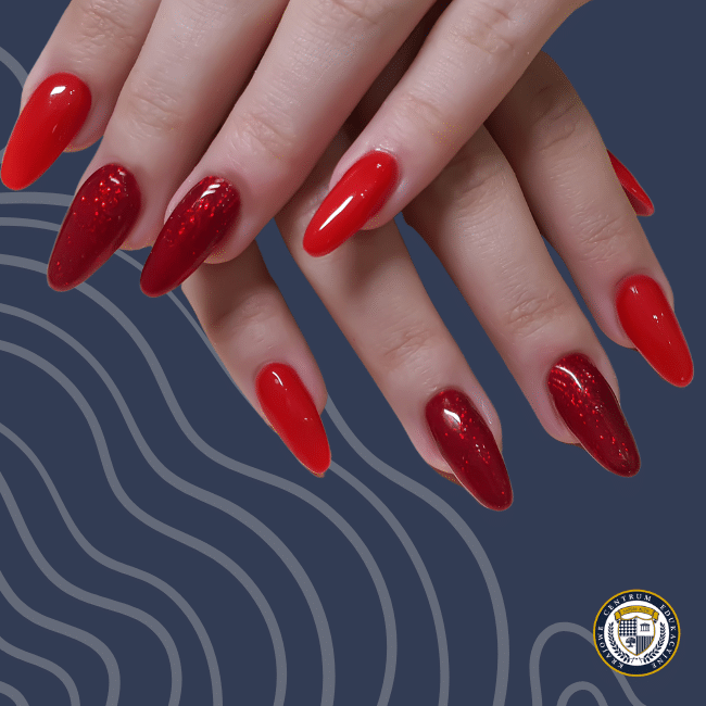 Zbliżenie na dłonie z eleganckim, czerwonym manicure w kształcie migdała. Paznokcie mają intensywnie czerwony kolor, a niektóre są ozdobione brokatowym wykończeniem. Tło w ciemnym odcieniu z geometrycznymi liniami nadaje nowoczesny i profesjonalny wygląd. W prawym dolnym rogu znajduje się logo
