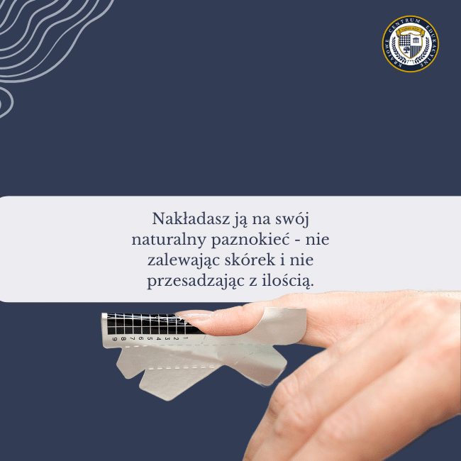 Zdjęcie przedłużanego paznokcia. Tekst na granatowym tle: Nakładasz ją na swój naturalny paznokieć - nie zalewając skórek i nie przesadzając z ilością.