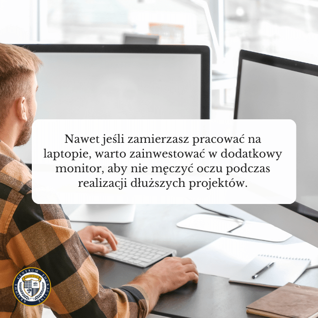 Zdjęcie w tle mężczyzny używającego dwóch monitorów. Napis na środku: Nawet jeśli zamierzasz pracować na laptopie, warto zainwestować w dodatkowy monitor, aby nie męczyć oczu podczas realizacji dłuższych projektów.
