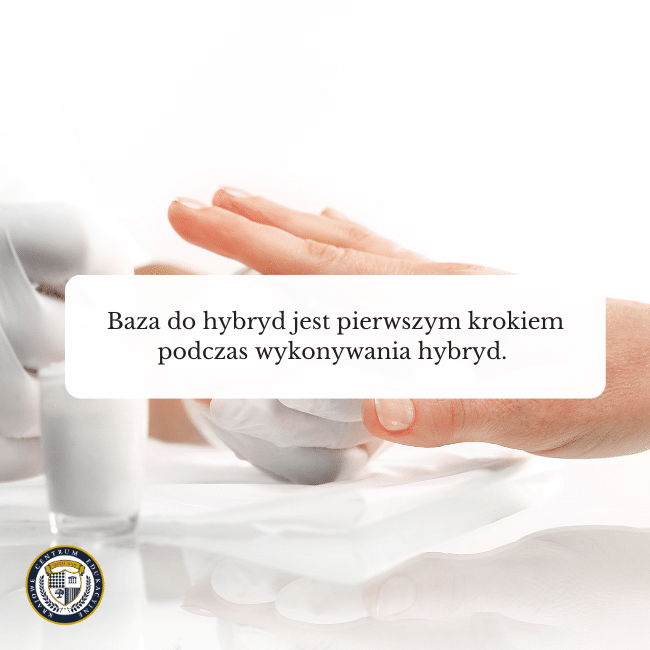 Zdjęcie pokrywania paznokci bazą do paznokci i napis: Baza do hybryd jest pierwszym krokiem podczas wykonywania hybryd. Zdjęcie nawiązuje do tematu: manicure hybrydowy.