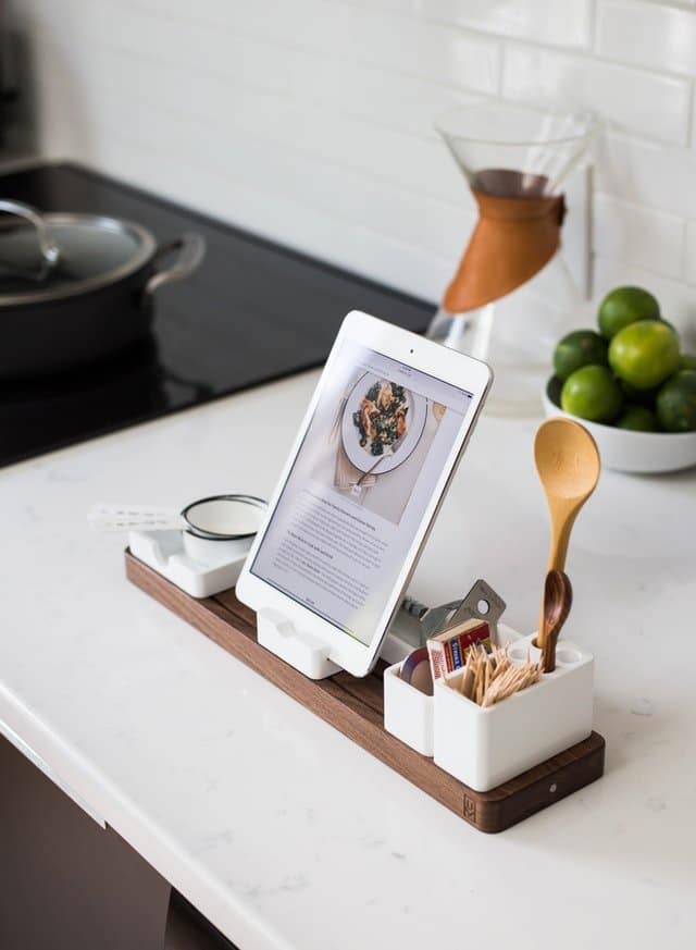 tablet w kuchni - jadłospis od dietetyka