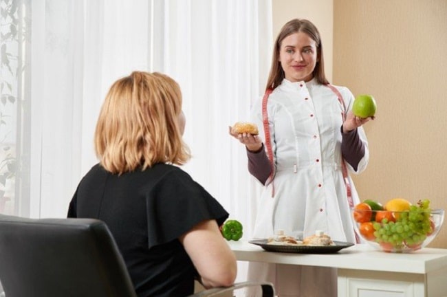 Pani dietetyk w trakcie konsultacji praktycznej z pacjentką - praca z owocami
