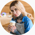 Ekspertka barista - trzymająca kubek kawy