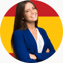 Ekspertka prowadząca kurs języka hiszpańskiego w formie online - w tle kolory flagi hiszpańskiej tj. czerwony, żółty, czerwony