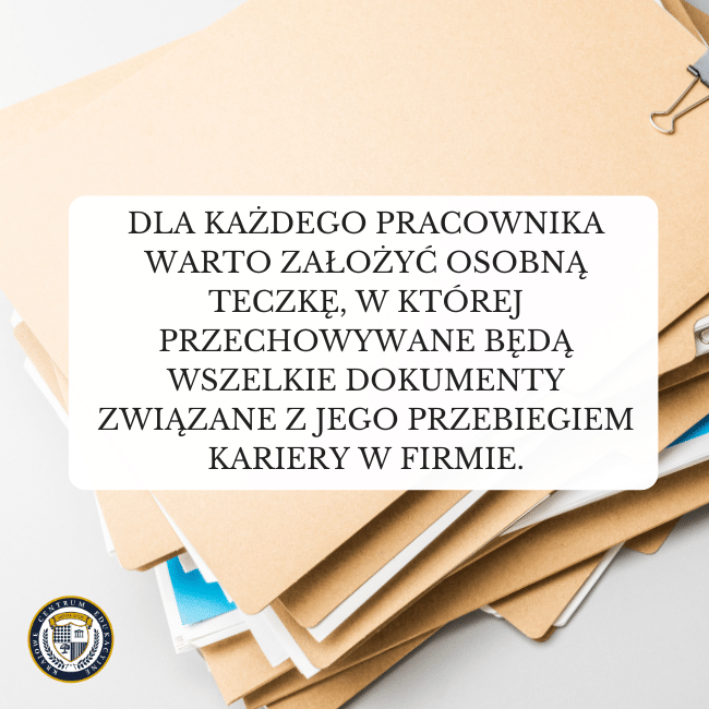 Beżowe teczki pracownicze ułożone w stos - uporządkowana dokumentacja w podstawach kadr i płac