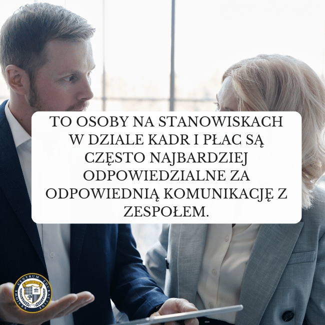Pracownicy prowadzący ożywioną dyskusję i napis: To osoby na stanowiskach w dziale kadr i płac są często najbardziej odpowiedzialne za odpowiednią komunikację z zespołem.