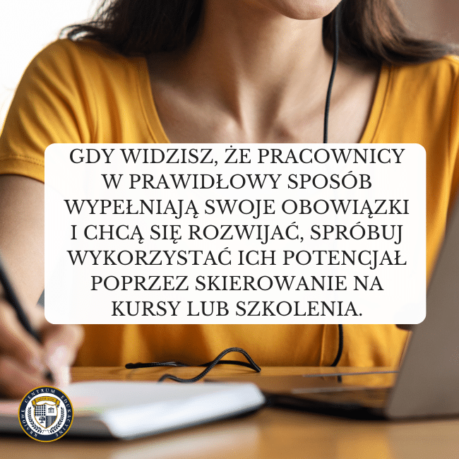 Kobieta w żółtej bluzce odbywająca szkolenie na laptopie. Napis na środku: Gdy widzisz, że pracownicy w prawidłowy sposób wypełniają swoje obowiązki i chcą się rozwijać, spróbuj wykorzystać ich potencjał poprzez skierowanie na kursy lub szkolenia.