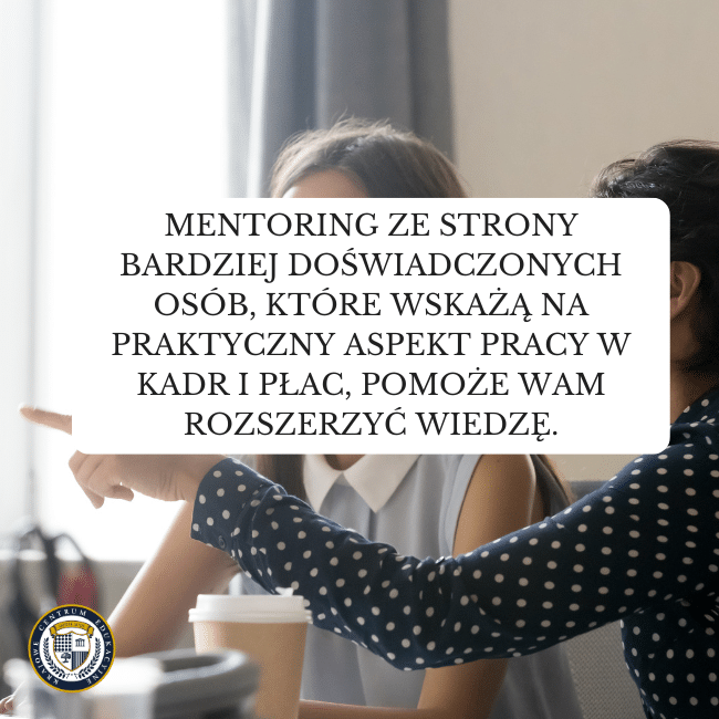 Napis dotyczący mentoringu, który znajdziecie niżej w tekście. Za nim zdjęcie dwóch kobiety, z których jedna tłumaczy coś drugiej.