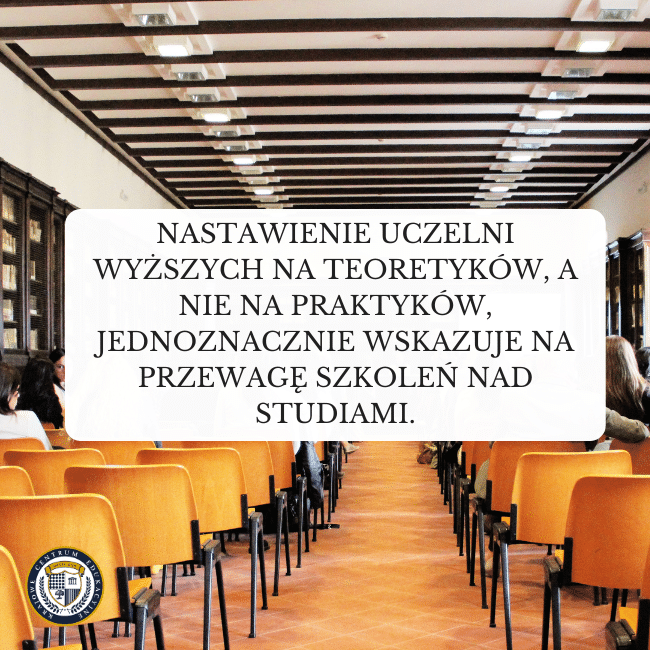 Napis: Nastawienie uczelni na teoretyków, a nie na praktyków jednoznacznie wskazuje na przewagę szkoleń nad studiami. W tle aula.