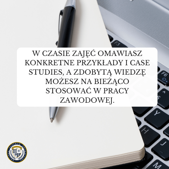 Notatnik i laprop w tle. Napis: W czasie zajęć omawiasz konkretne przykłady i case studies, a zdobytą wiedzę możesz na bieżąco stosować w pracy zawodowej. Odnosi się do tematu kierunku kadry i płace.