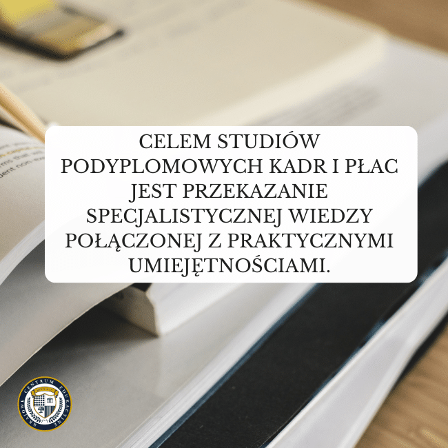 Książki w tle i napis: Celem studiów podyplomowych kadr i płac jest przekazanie specjalistycznej wiedzy połączonej z praktycznymi umiejętnościami. Do tematu kadry i płace.