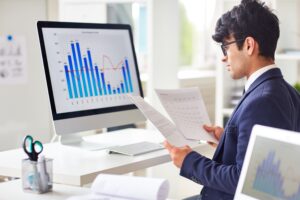 Kursant kursu Excel Zaawansowany pracujący nad swoim zadaniem