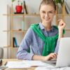 Sukcesywny freelancer pracuje zdalnie w domu, Pracuje nad umiejętnościami, z Szkolenie VBA (Makra w Excelu) do automatyzacji