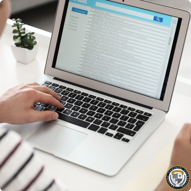 Laptop i otwarta skrzynka pocztowa - internetowa