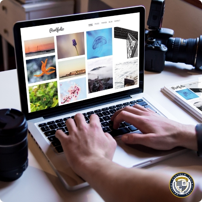 Osoba przegląda na ekranie laptopa własne portfolio z miniaturami fotografii przyrodniczych i krajobrazowych, a obok znajduje się aparat i obiektyw, wskazujące na pracę fotografa