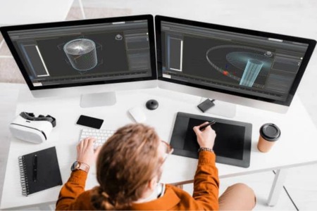 Mężczyzna projektujący w AutoCAD