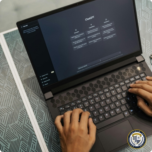 Laptop z otwartym interfejsem ChatGPT, widoczna ciemna wersja interfejsu i ręce użytkownika na klawiaturze