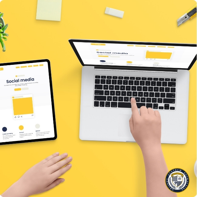 Social media marketing w praktyce - osoba pracująca na laptopie i tablecie z interfejsem zarządzania mediami społecznościowymi na żółtym tle