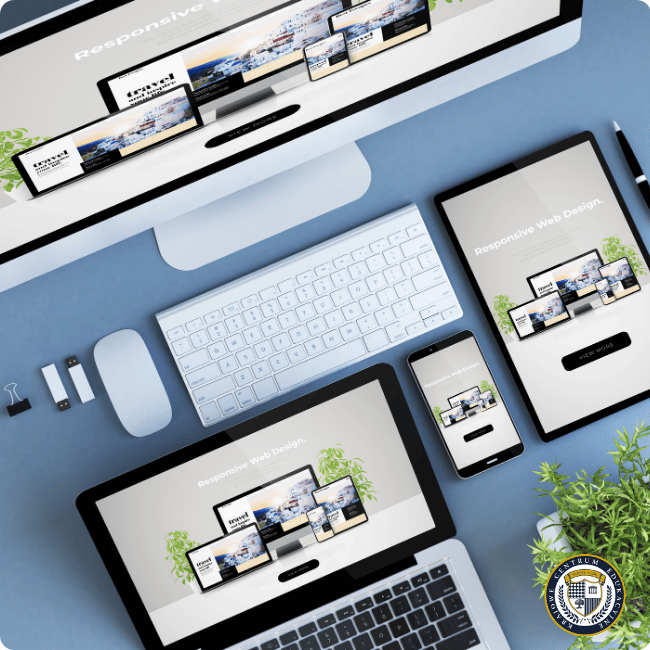 Biurko z prezentacją responsywnej strony internetowej na wielu urządzeniach - monitorze, laptopie, tablecie i smartfonie, pokazującą jak ten sam projekt "Responsive Web Design" dostosowuje się do różnych ekranów.