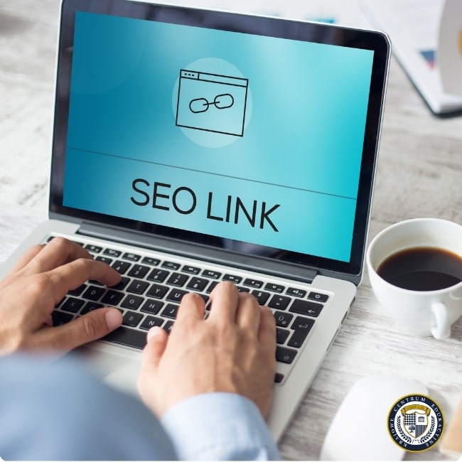 Ekran laptopa z napisem SEO Link i ikoną łańcucha – obraz ilustrujący działania związane z link building w pozycjonowaniu stron