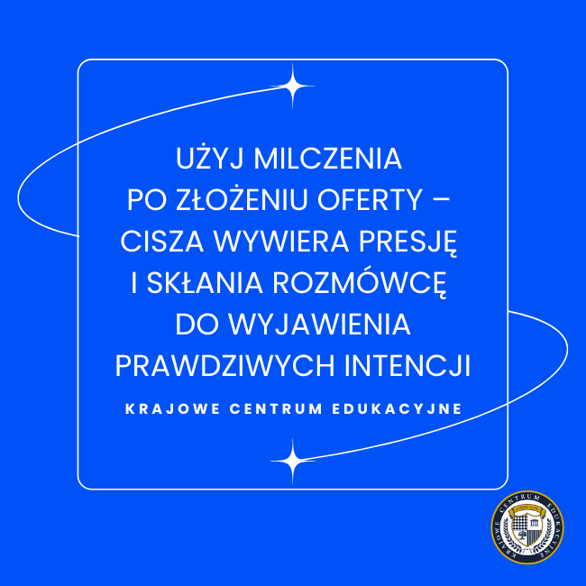 ALT:Infografika z tipem negocjacyjnym na niebieskim tle: "Używaj milczenia po złożeniu oferty - cisza wywiera presję i skłania rozmówcę do wyjawienia prawdziwych intencji".