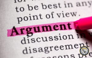 Zakreślone słowo 'Argument' w tekście dotyczącym argumentacji i dyskusji