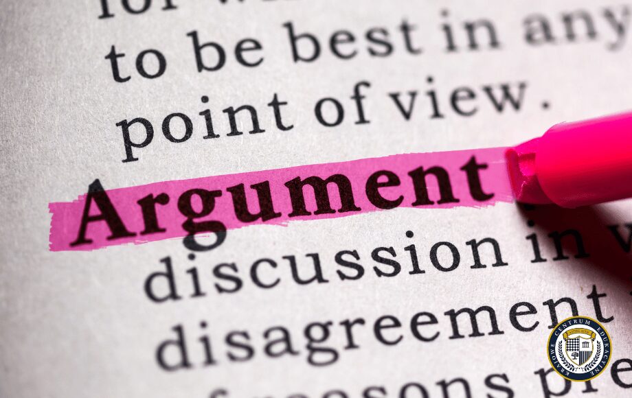 Zakreślone słowo 'Argument' w tekście dotyczącym argumentacji i dyskusji