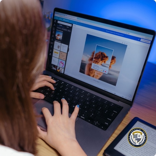  Kobieta projektująca prezentację w programie Canva na laptopie, edytując zdjęcie w interfejsie graficznym
